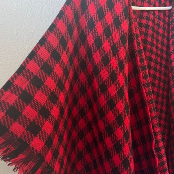 Andree by Unit Red & Black Plaid checkered Fringe shawl Poncho one size acrylic - Picture 4 of 7